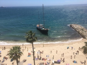 Spectacular show when drifting sailboat reached the beach of Jean les Pins